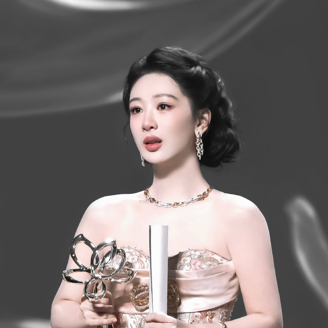 王嘉尔见到杨紫脸和脖子都红了毛不易一脸吃瓜表情 猝不及防的趣味名场面，一边是害羞