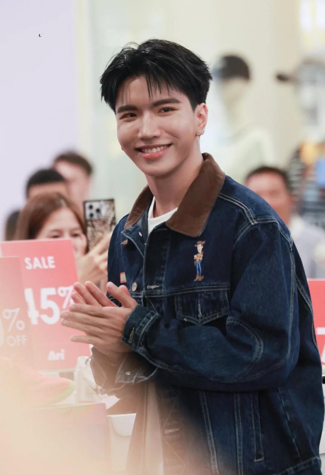 今天很有元氣的Keen🥰
KEEN WITH NIYOM JEANSKEEN