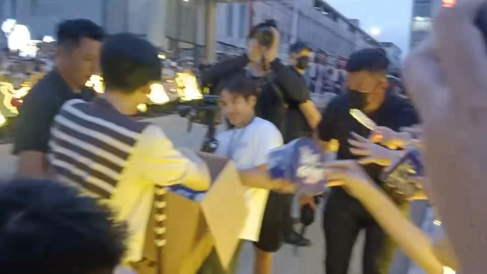 额不行了檀健次给粉丝送螺蛳粉了我也爱吃，就是不能放酸笋，太臭了
