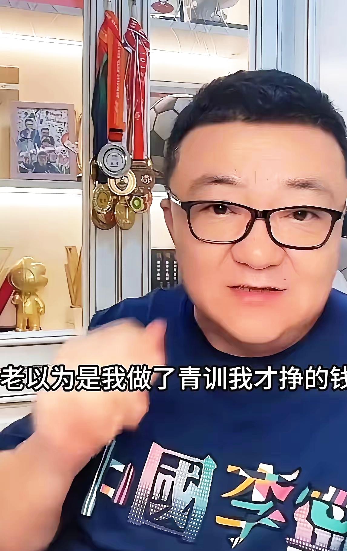 董路彻底失望透顶：自己辛辛苦苦教这批孩子踢足球，最后却发现，我教会了他们踢球，却