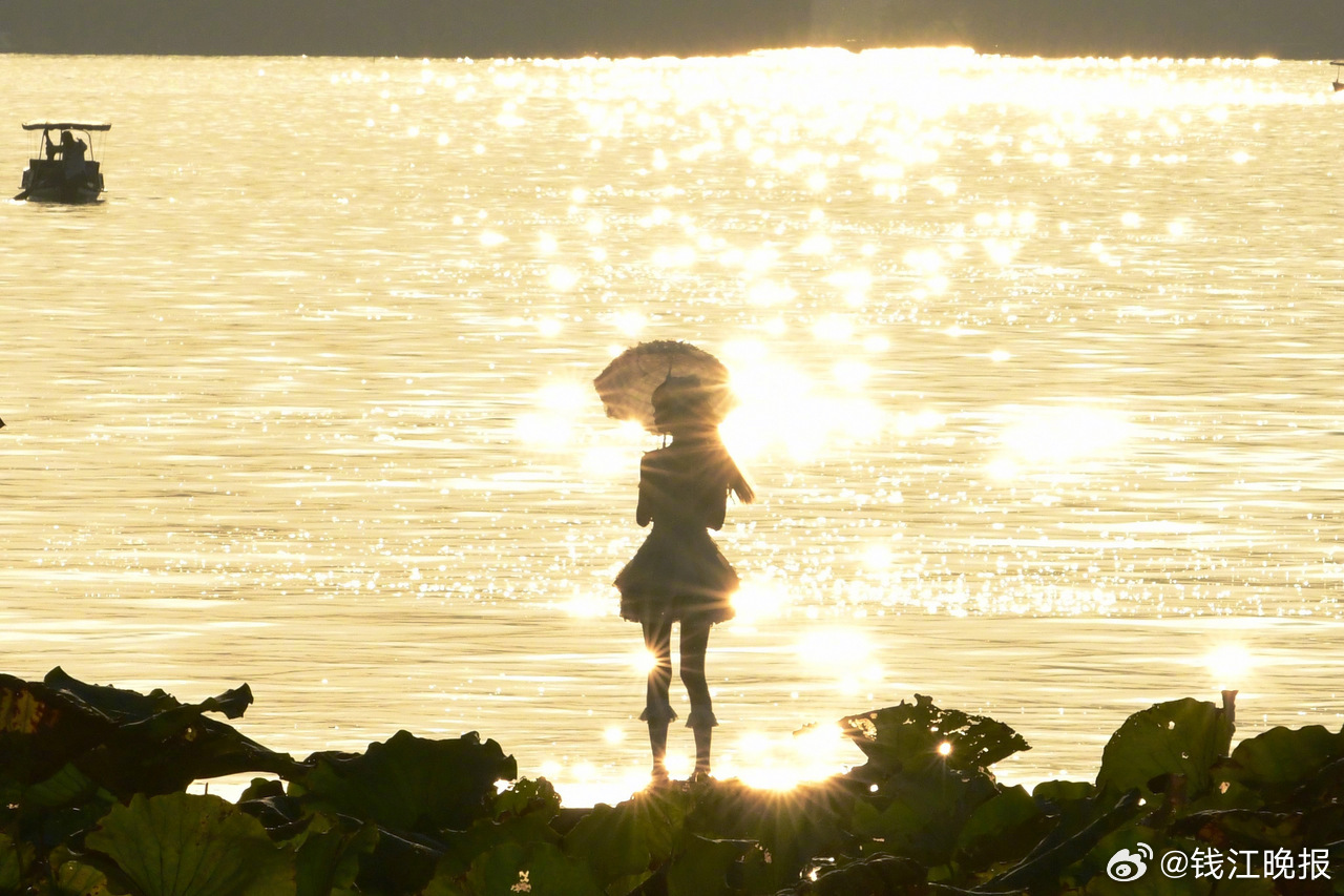 【#浙江本月18日或迎换季式降温#】今天（10月12日）副热带高压依然硬控浙江，