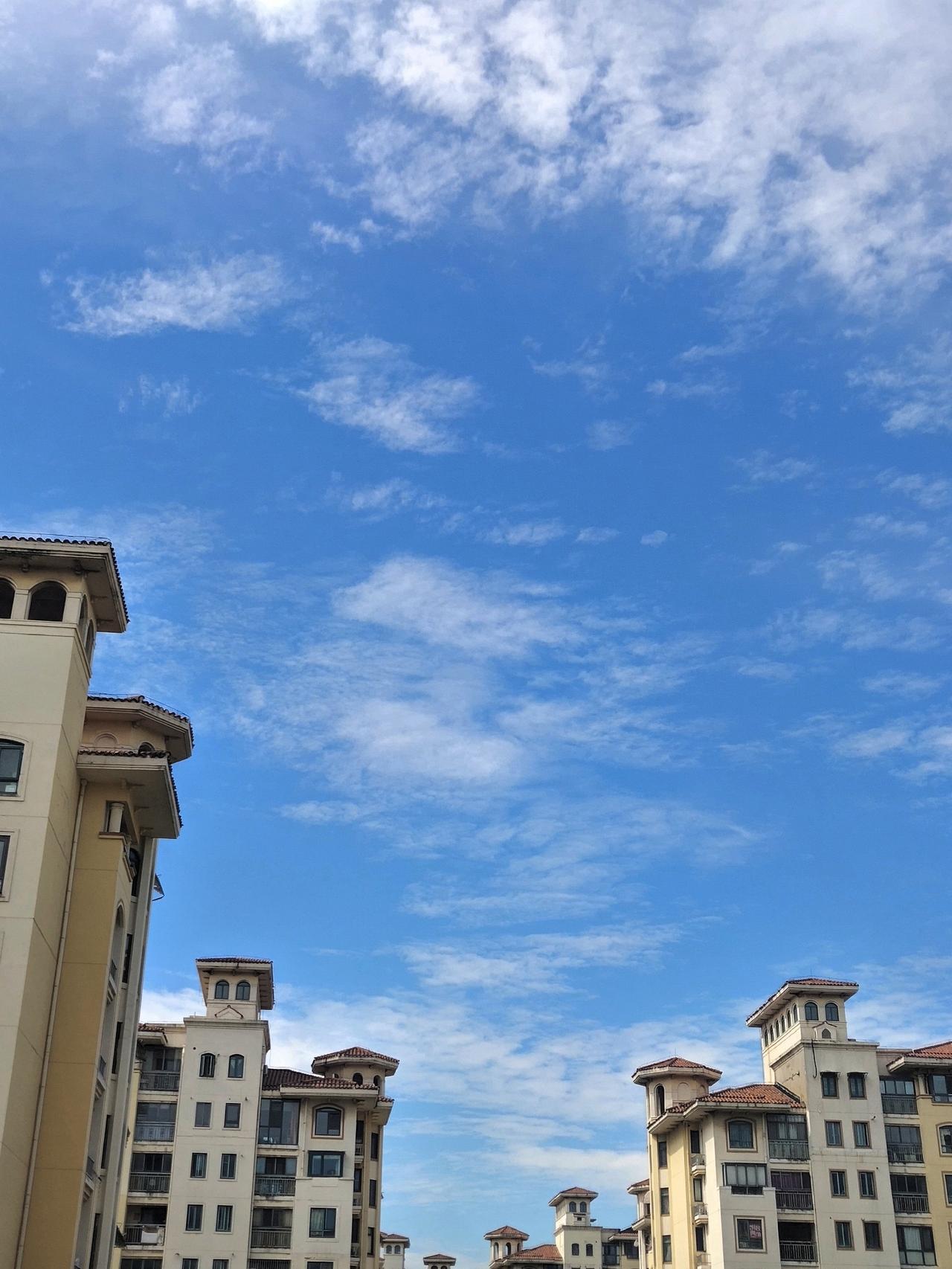 再坚持三天，南京就要降温了，本周六就要降到三十二度以下，惊不惊喜，开不开心。
