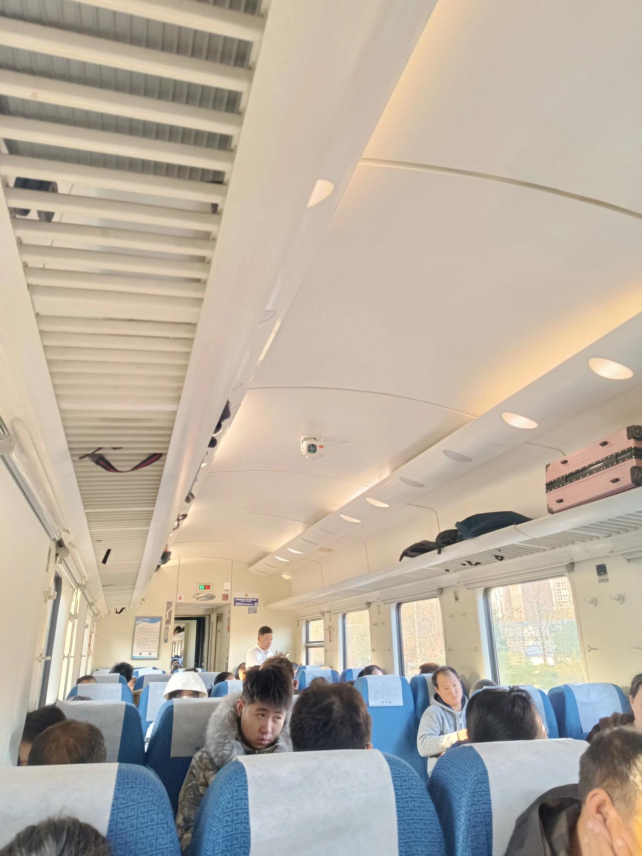 这了绿皮火车上为什么不能加插座呢？是🈶什么技术问题吗？真的是很不方便啊！绿皮火