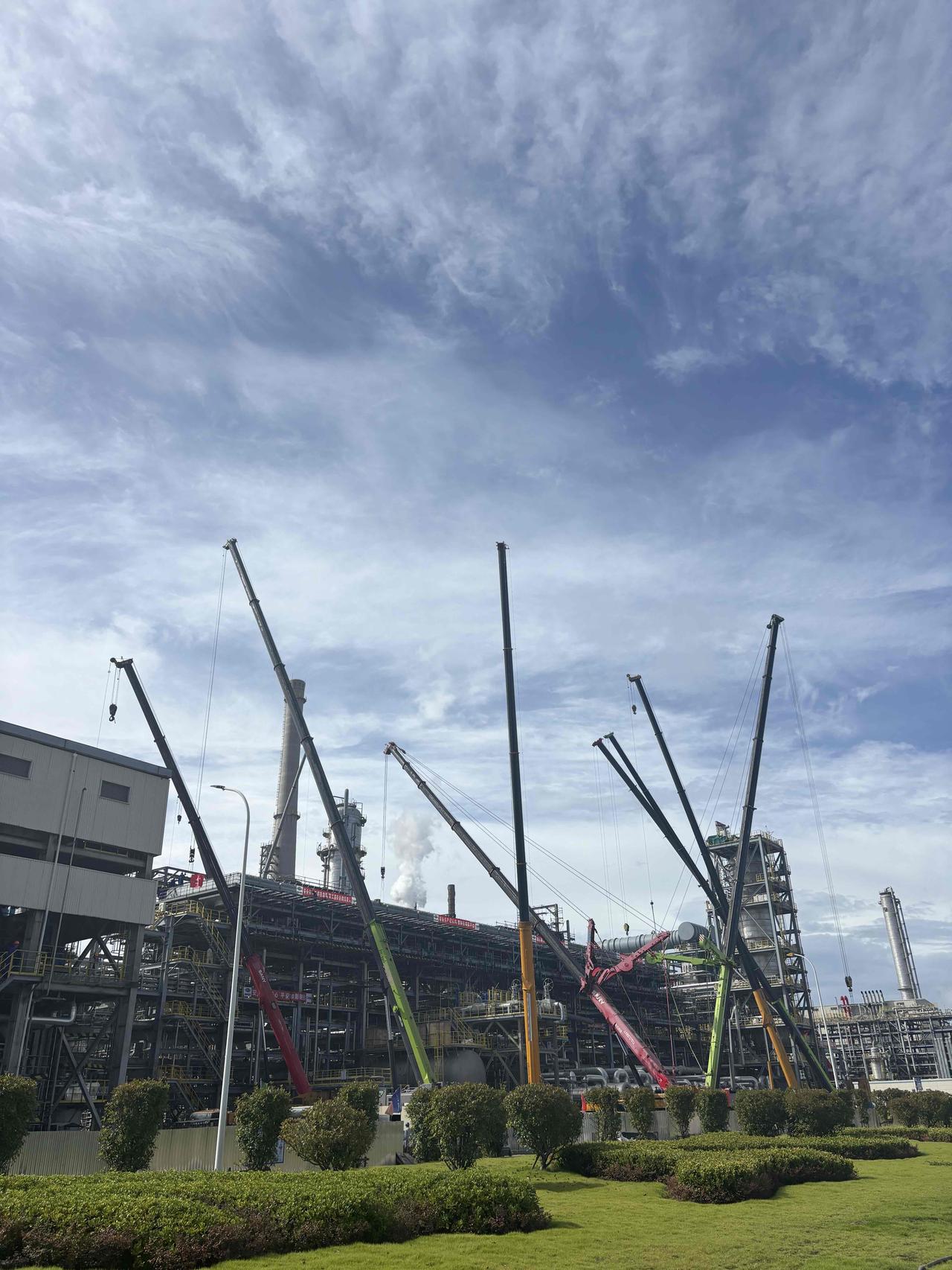 今天下午股市该如何操作？

下午操作总览：控仓+止盈高位+布局AI应用/防御，盯