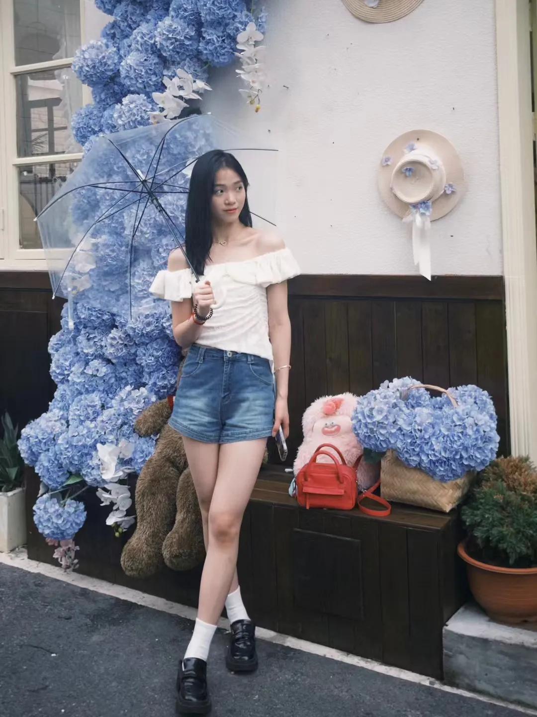 #寻找热爱表达的你# 为什么00后女生喜欢穿紧身衣，因为显身材，为什么喜欢穿短裤