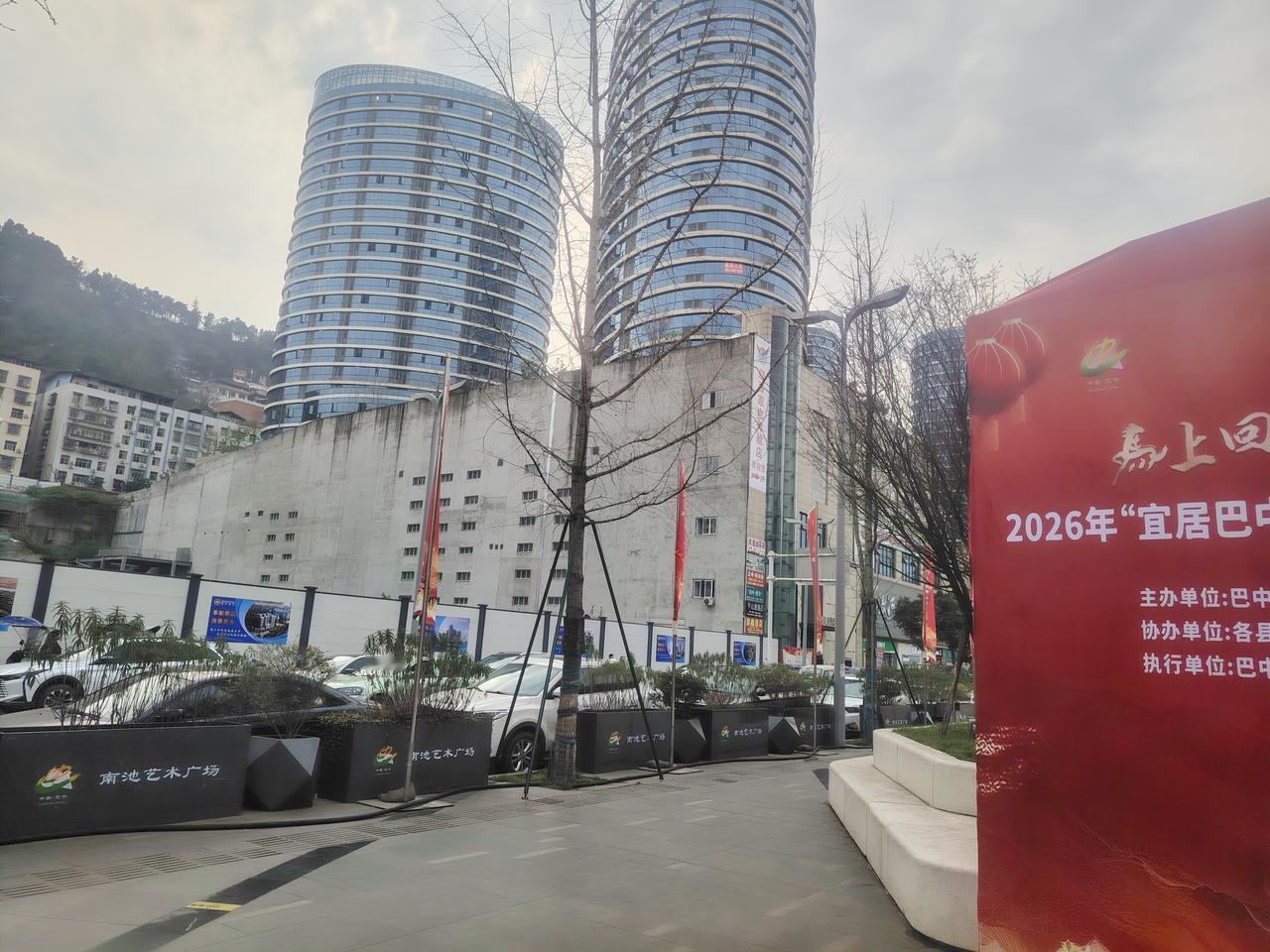 今年我们这里贺新春就是与众不同，真令人想不到…
这里曾经是我们这个五线小城市商品