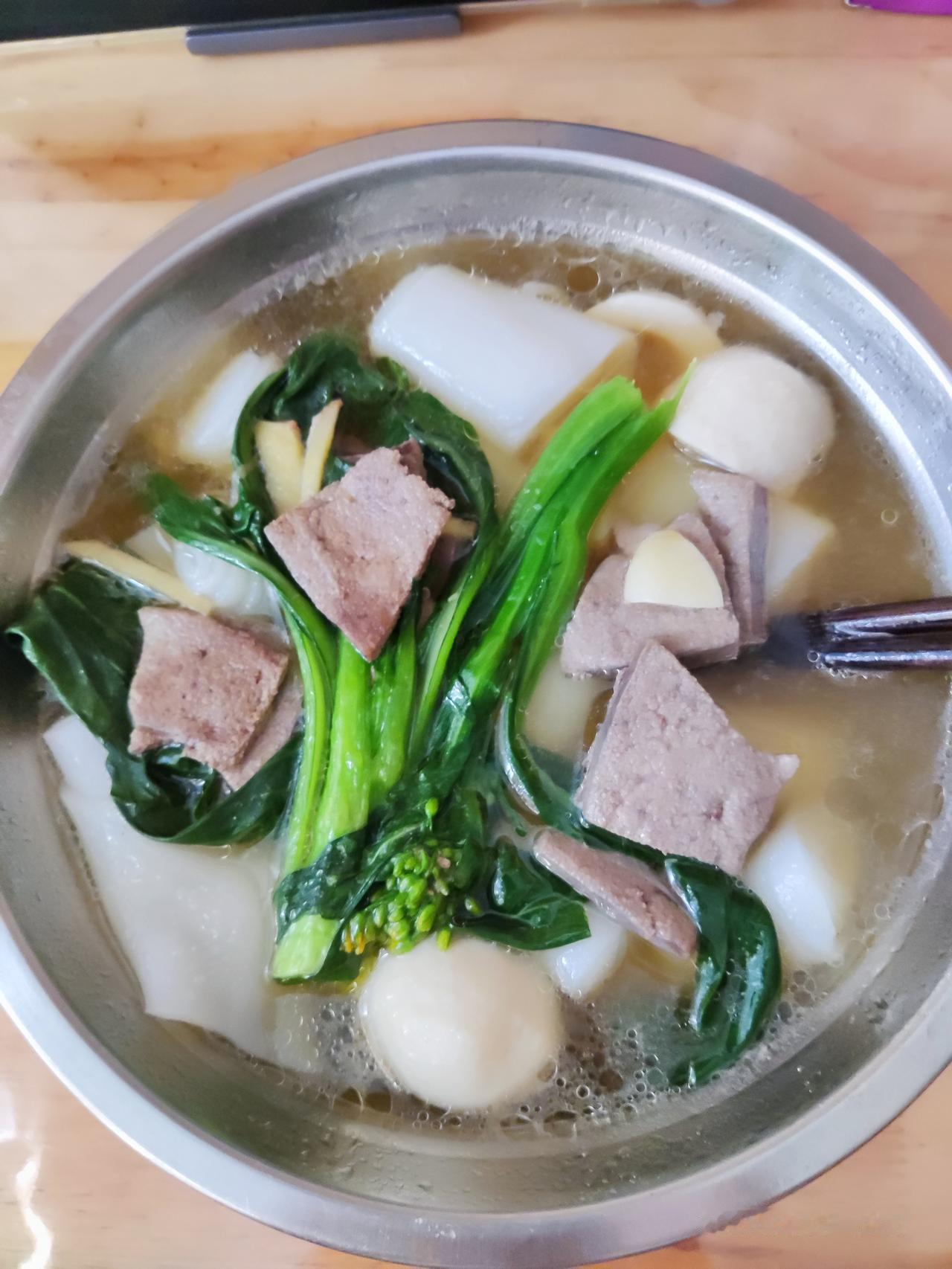 从冰箱里找出来一坨猪肝，估计放了有一个多月了[笑哭]，想着一个人不知道吃啥好，随