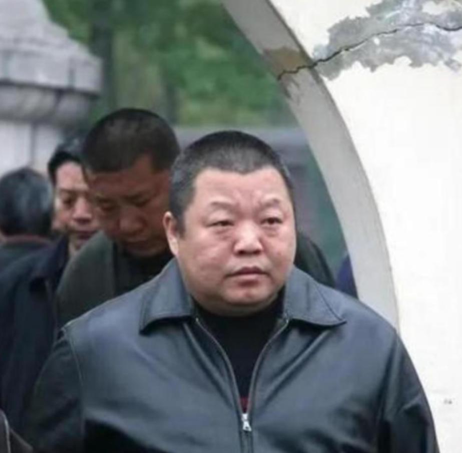 54岁的臧天朔把银行卡里的2000多万全取了出来，连金链子和名表，一张卡一张卡地