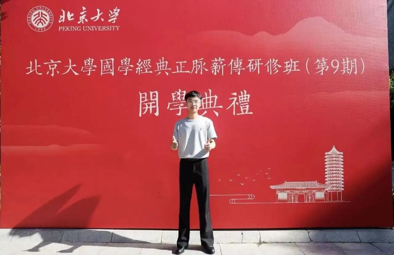 网红郭有才，那个在短视频里唱着老歌、一夜爆火的草根歌手，掏了6万8千块钱，报了个