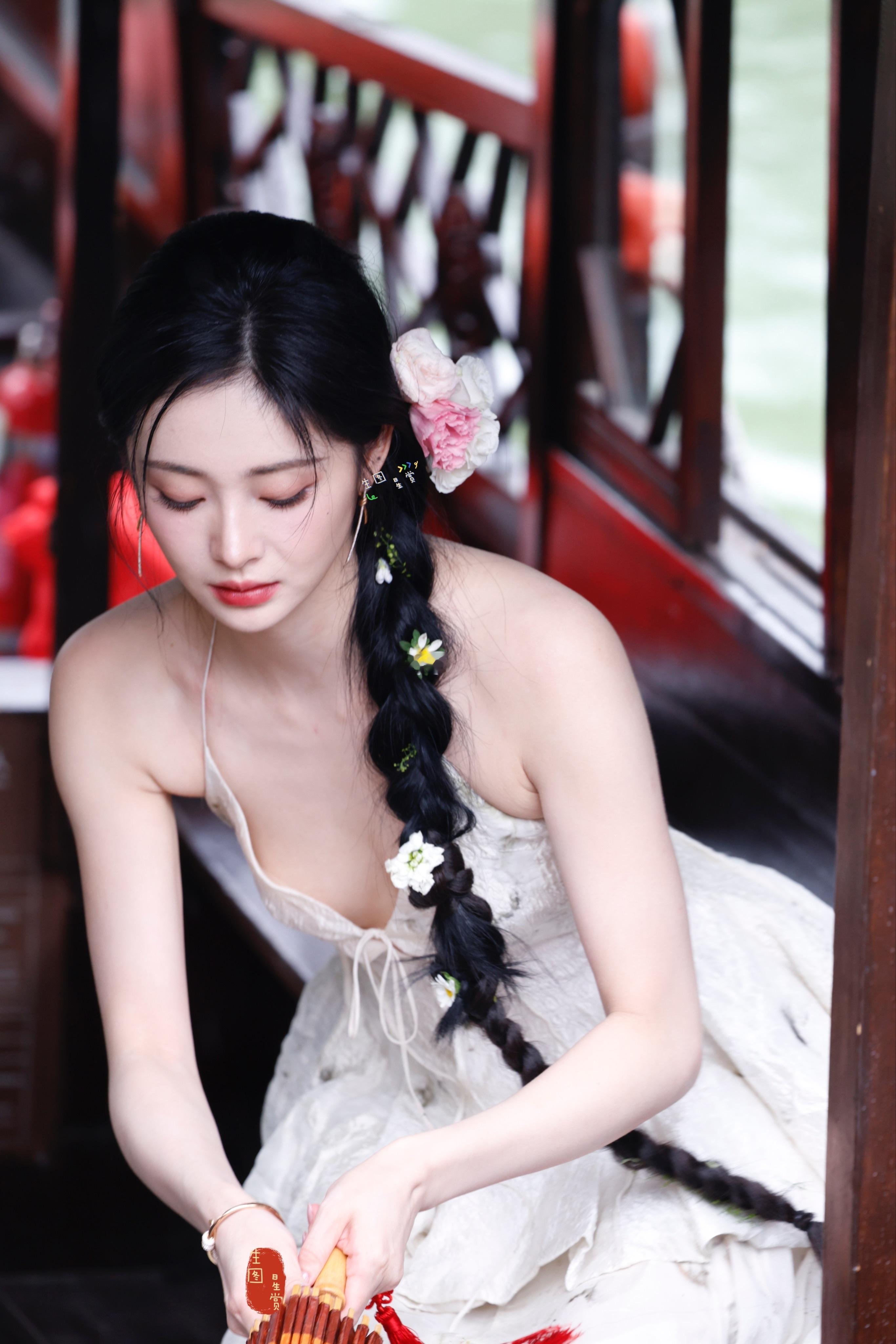 周洁琼濮院芭莎外拍江南美女子来之🌸芭莎艺术年度美学盛典