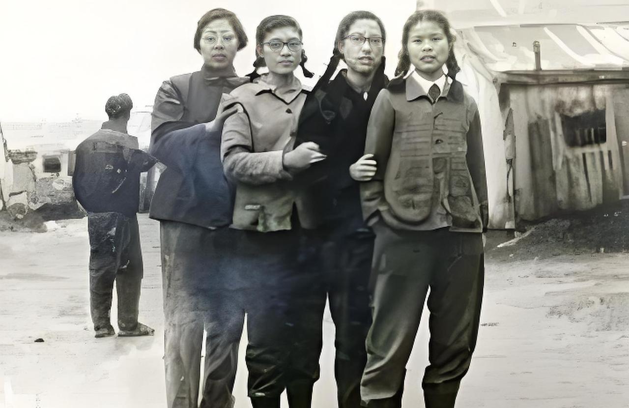 1963年，四名上海姑娘在青海金银滩拍下了这张珍贵的照片，多年后这张照片被放在了