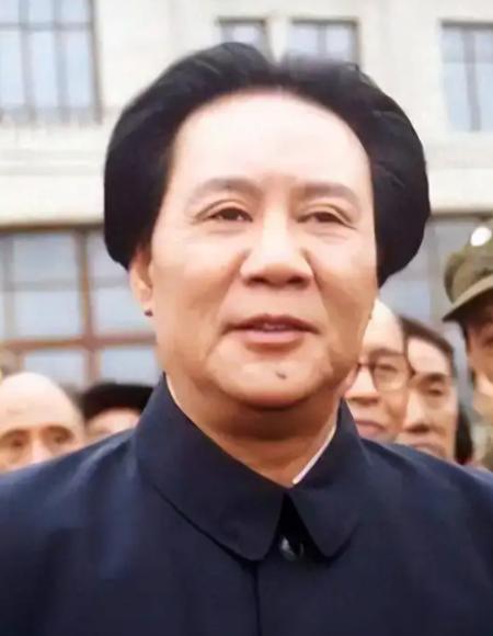 1993年，毛主席特型演员古月访美时，遭到台湾记者刁难：“你什么时候去台湾？”古