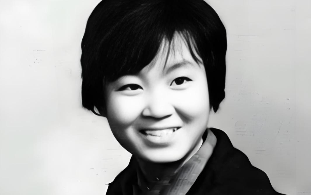 1974年4月2日夜，云南西双版纳东风农场，一场暴雨即将降临。
21岁的上海女知