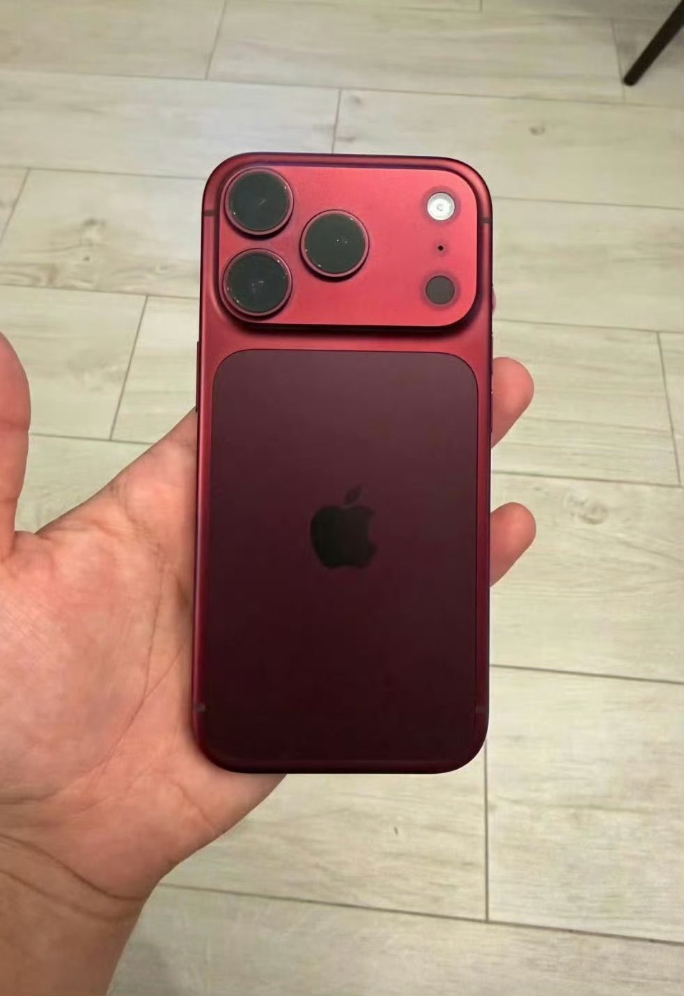 曝iPhone18Pro褪色曝iPhone18Pro褪色，万元新机又翻车了，勃艮