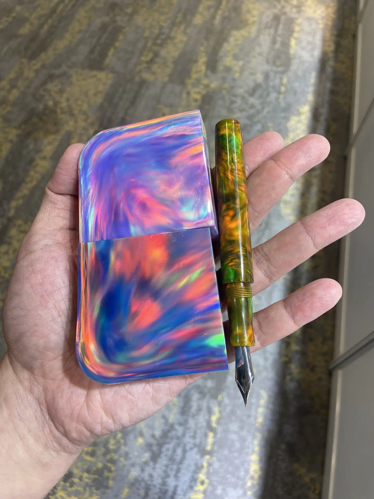 几百美金定制一支钢笔🖋️。要用开放的态度去看待世界，现在做的彩层都这...