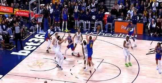 最后43秒，他一个传球直接葬送整场胜利。
 
约基奇背打时那个漫不经心的横传，被