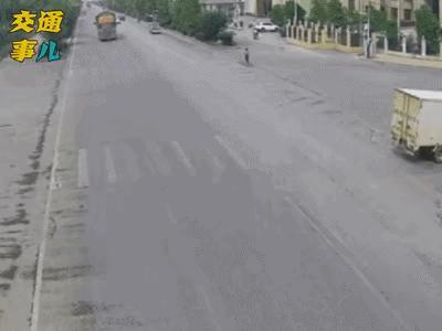 抢什么也不要和高速行驶的大货车抢道！除非是活腻了！十次车祸九次快，出行一定遵守交