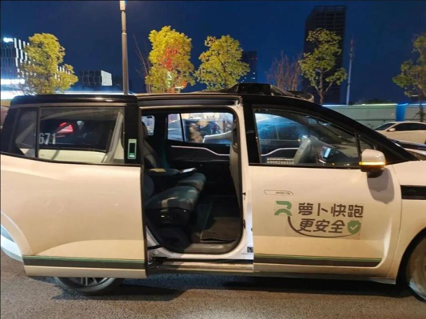 历经四个月停运整改后，萝卜快跑自动驾驶出行服务近期在武汉郊区低调恢复接单，不少本