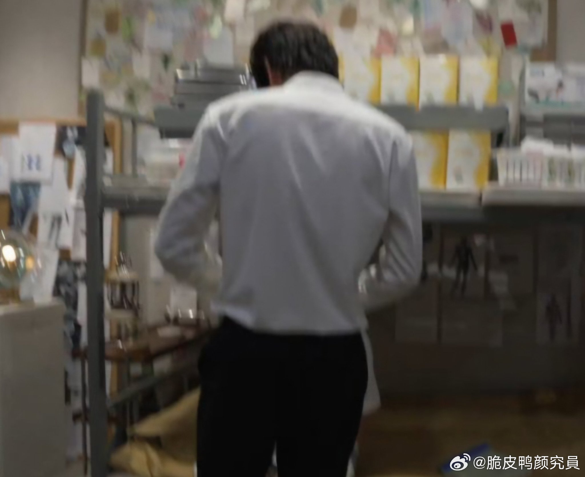 每次刷到这种图就感觉好内个。。。。。不说谁知道190cm身下藏了一个180cm。