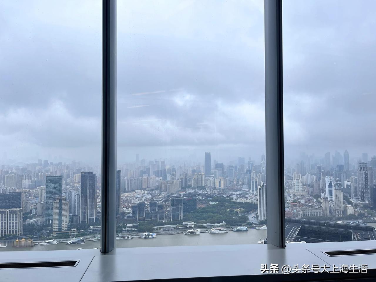 为什么很多有钱人还要上班?

我们团队有一个98年的富二代，他来上班都是开小车来