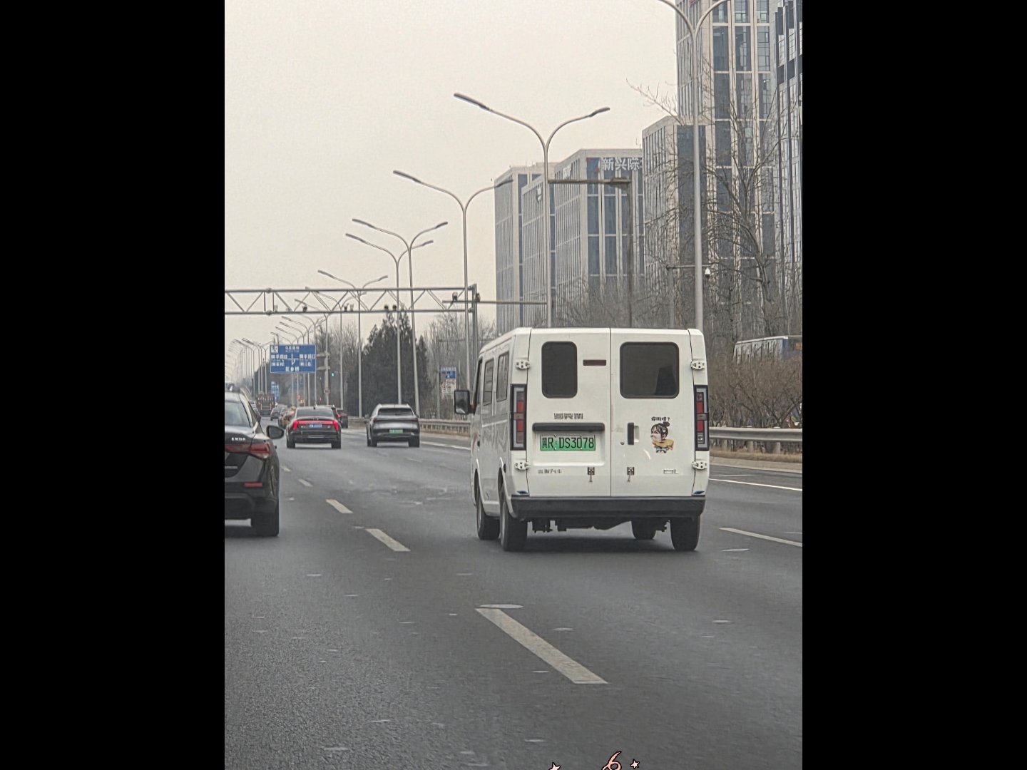 门设计是对称的，玻璃不对称，这设计师是咋想的？ 