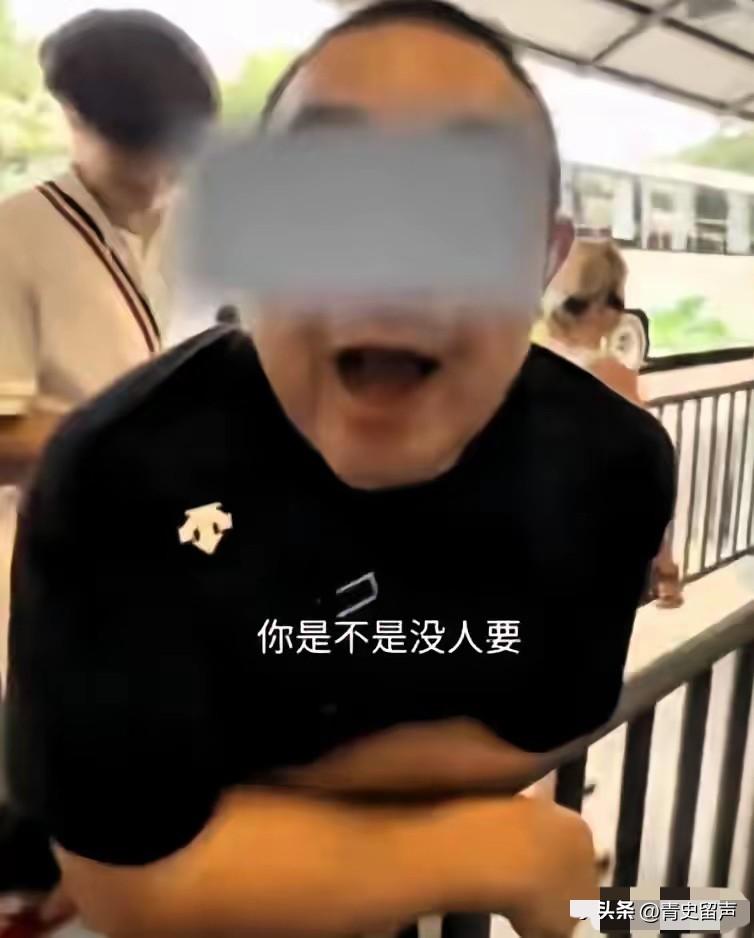 7月6日北京慕田峪长城，一名40多岁在职导游仗着工作身份，领着外籍游客当众插队，