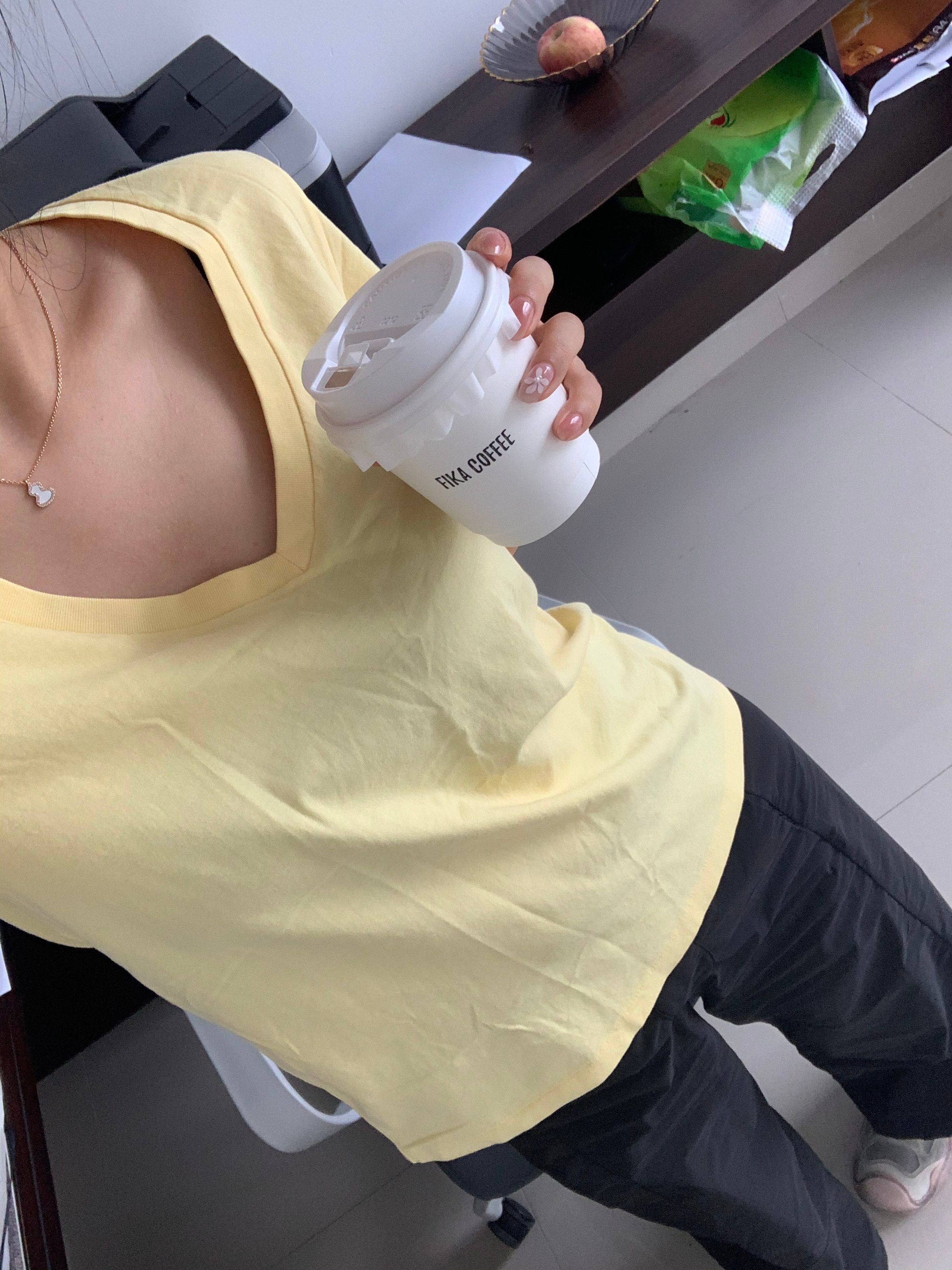每次穿这件小黄 都感觉自己是只小鸡仔 ​​​