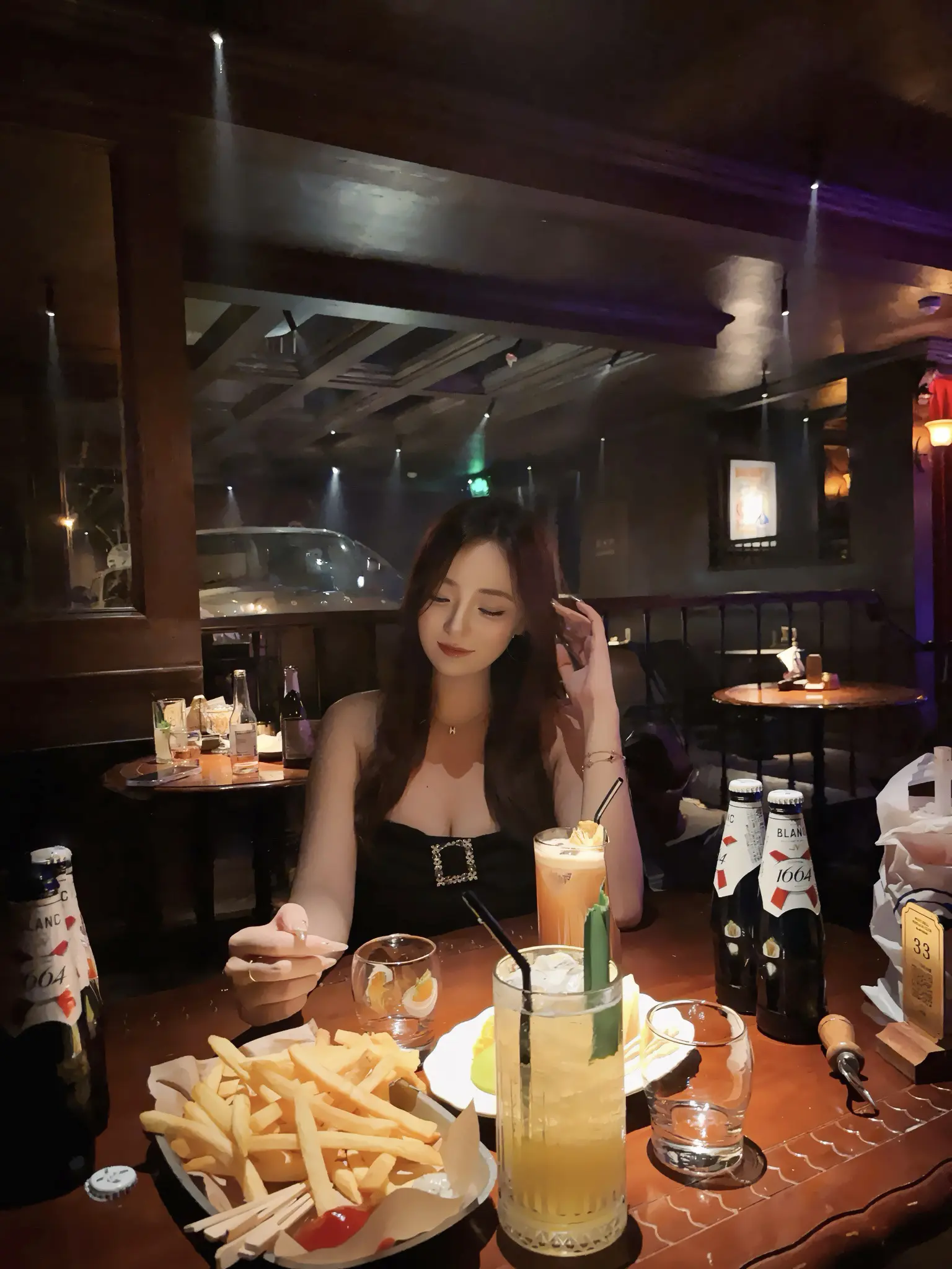 我知道你玩我 也知道你不是真心喜欢我 你对我连分享欲都没有 只是闲来无...