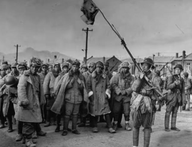 1948年，淮海战役中，华野炊事员挑着包子，误入敌人阵地，可他却不慌，还高声大喊