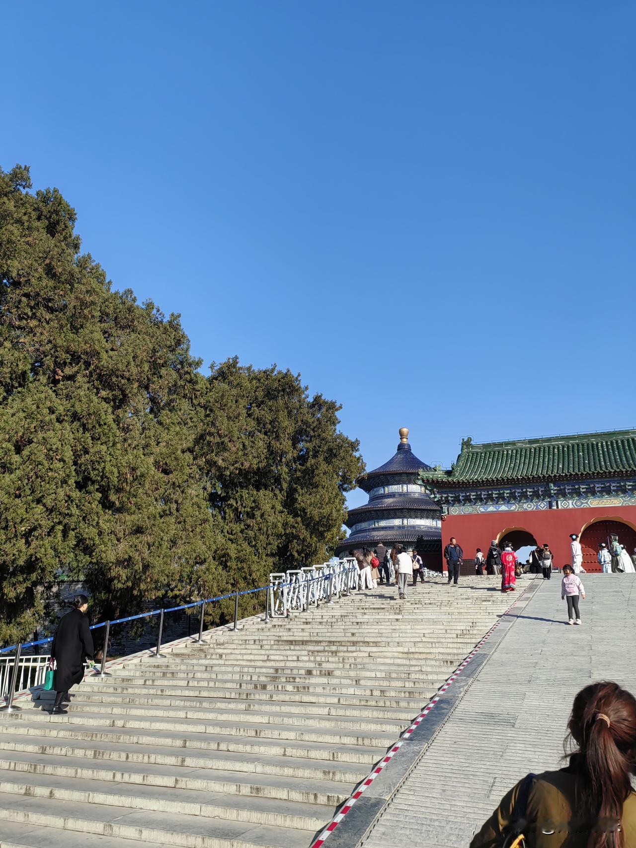 据说这是最佳视角拍天坛的地方，
来都来了必须拍一张。