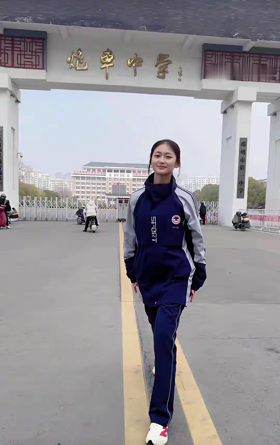 芳龄满十八，
绝对是校花。
肤白身材好，
十见九人夸。