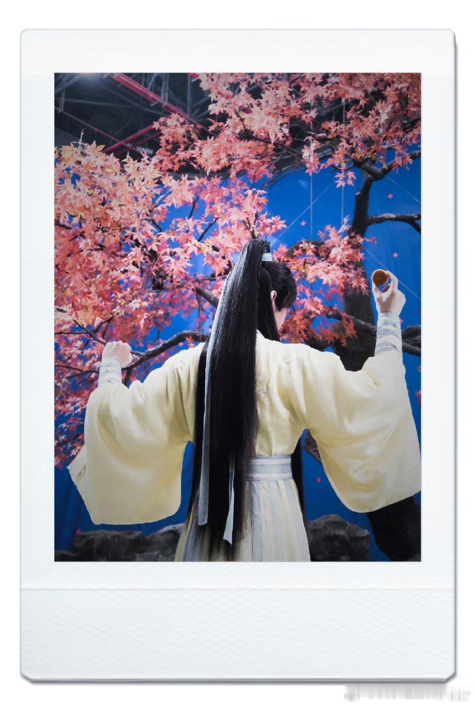 #成毅中秋营业图##成毅背影比耶# ​​​#成毅[超话]#成毅中秋营业图有！！ 
