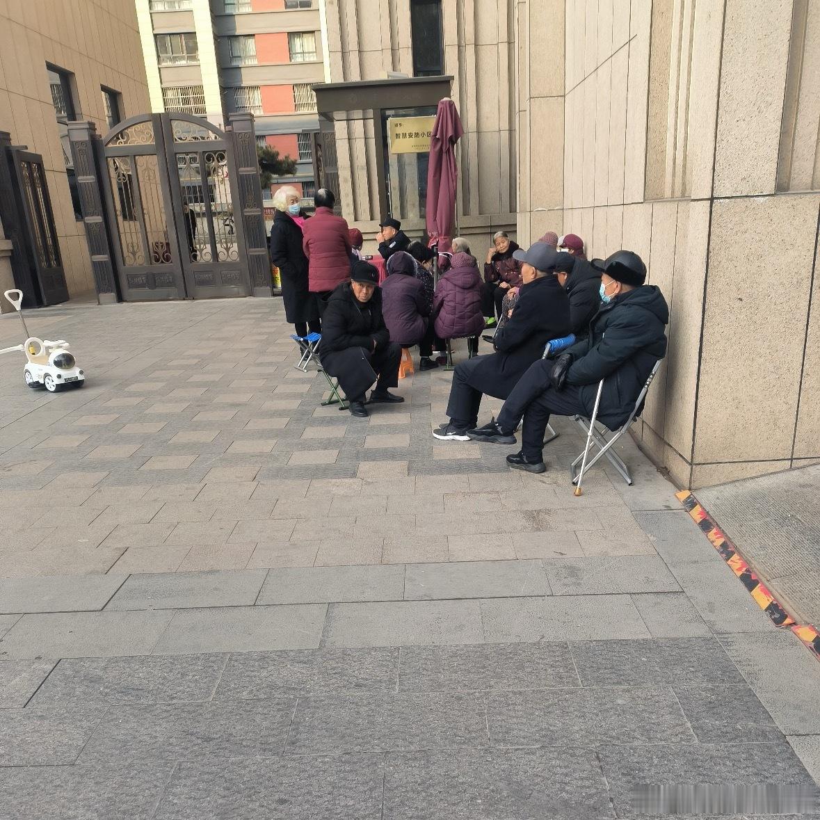 不要和楼下大爷大妈混熟小区楼下长椅就是小区情报中心，传播速度比5G还快。你随口说