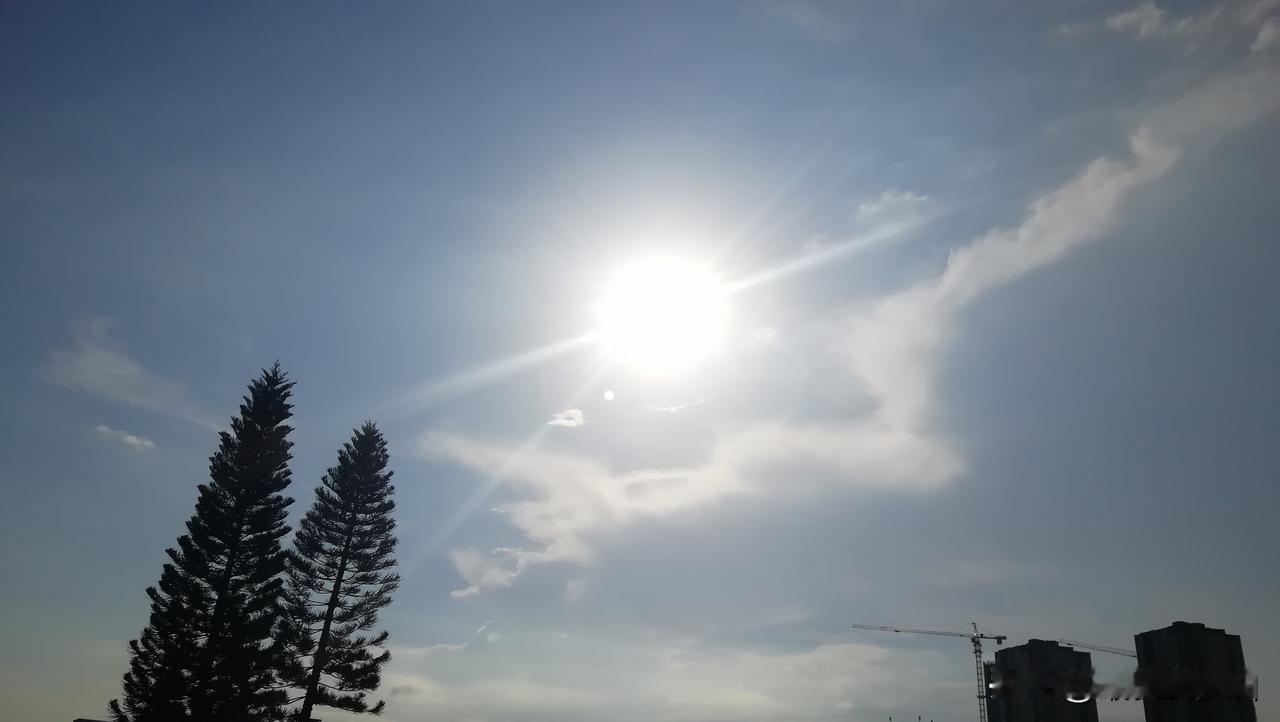 中央气象台9月18日06时继续发布热带低压预报：
菲律宾附近的热带低压将于今天（