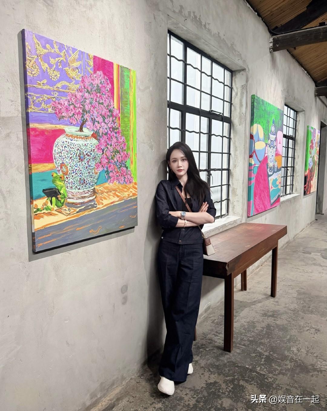 陈乔恩现身老公艾伦的新画展，状态依旧美如画！曾经的偶像剧女王，嫁给小9岁的艾伦后