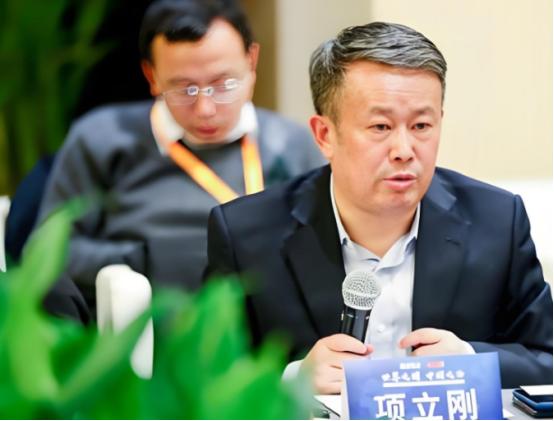 项立刚反对在美国混不下去的人回国摇身一变就成了中国座上宾，这种人一生都奉献给了美