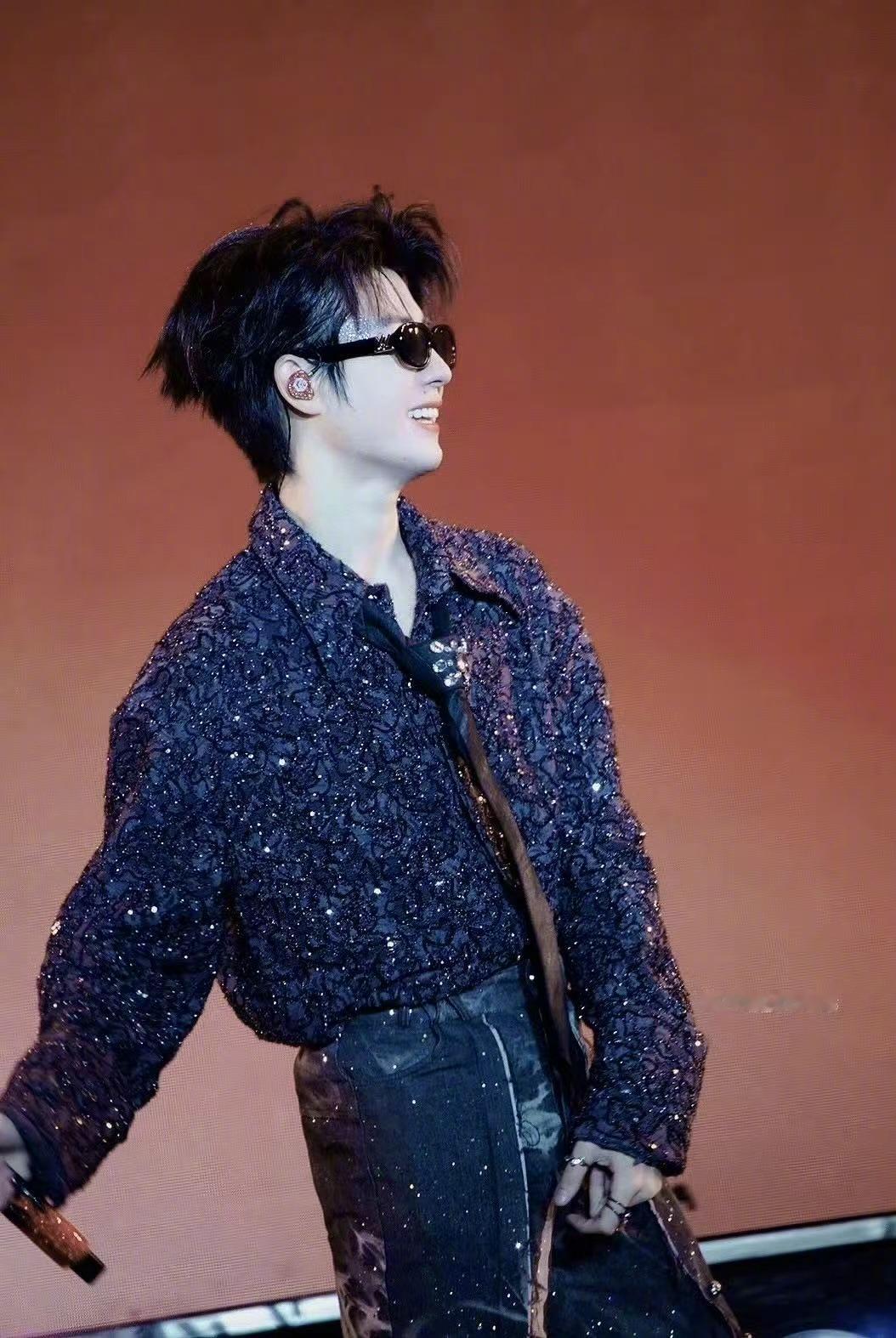 别人脸上贴钻黄誉博脸上贴鱼鳞 芒果音乐节现场直击：黄誉博脸上的银色银片太吸睛！和