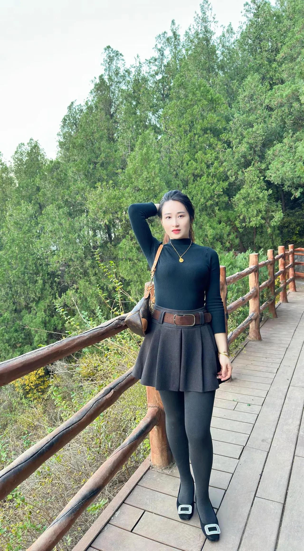 森林中的时尚少女，黑裙与绿树的完美搭配气质黑裙搭配 最近流行厚黑学