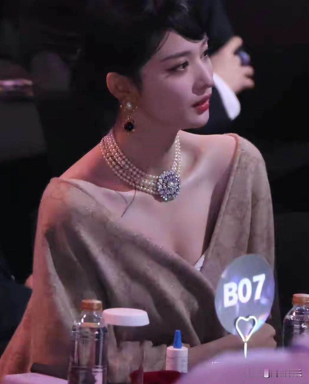 【王楚然内场生图杀疯了！尖叫之夜秒变千金白月光】
 
救命！王楚然这波内场生图杀