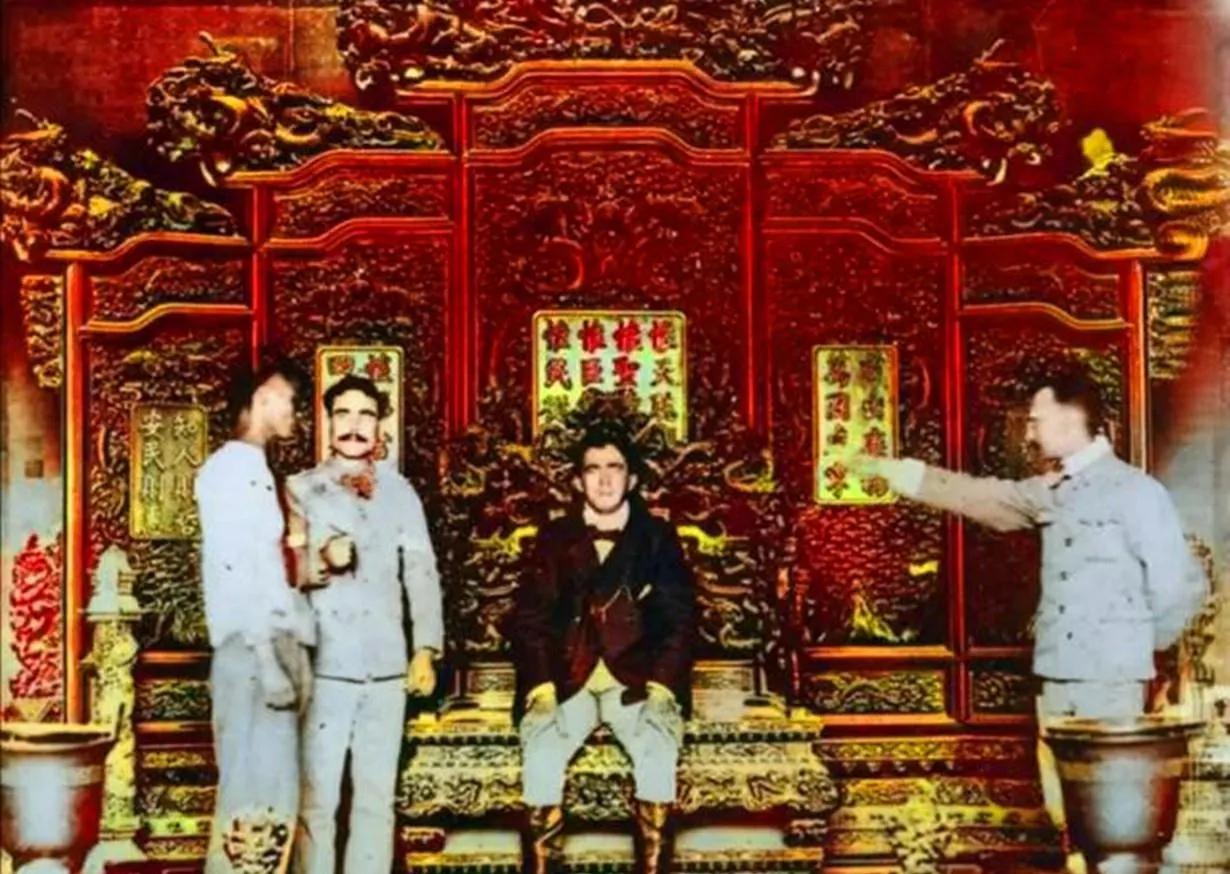 这一幕就让人非常气愤了，这几个洋人正在当时中国权力最高的地方指手画脚，一个穿着西