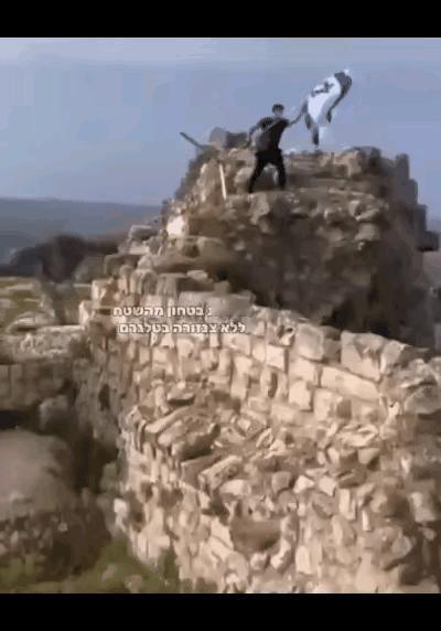 以色列在黎巴嫩停火后，以军士兵开始后撤，黎巴嫩老百姓立刻把插在各处的以色列国旗逐