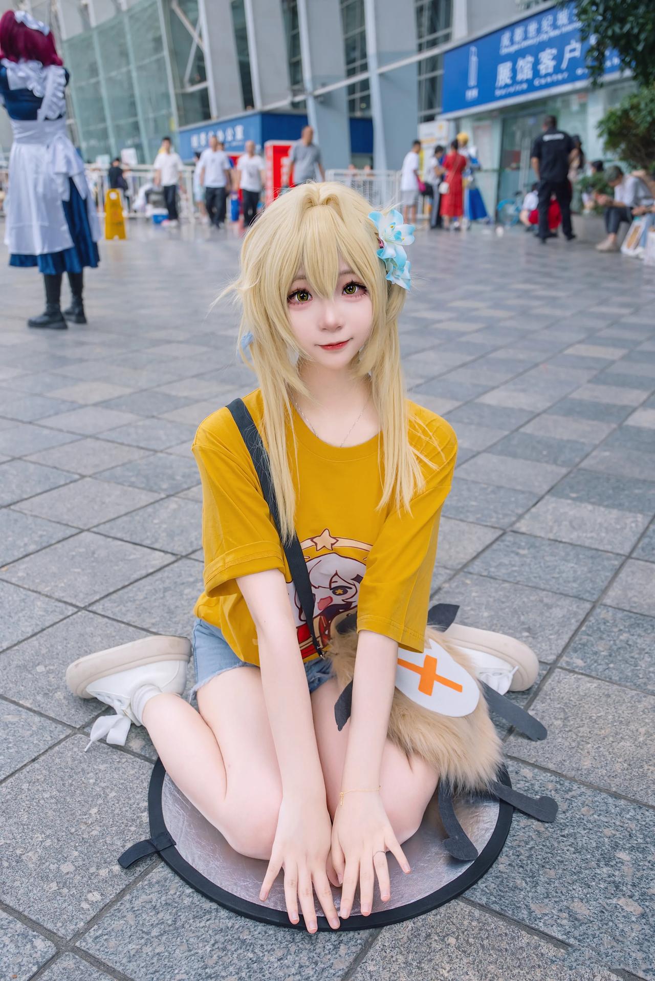 荧妹是个安静的城市女孩!  