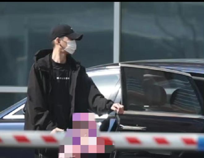 4月21日，有有八卦媒体拍到张翰从医院出来后坐车去了移民局，张翰一身黑衣黑裤，脸