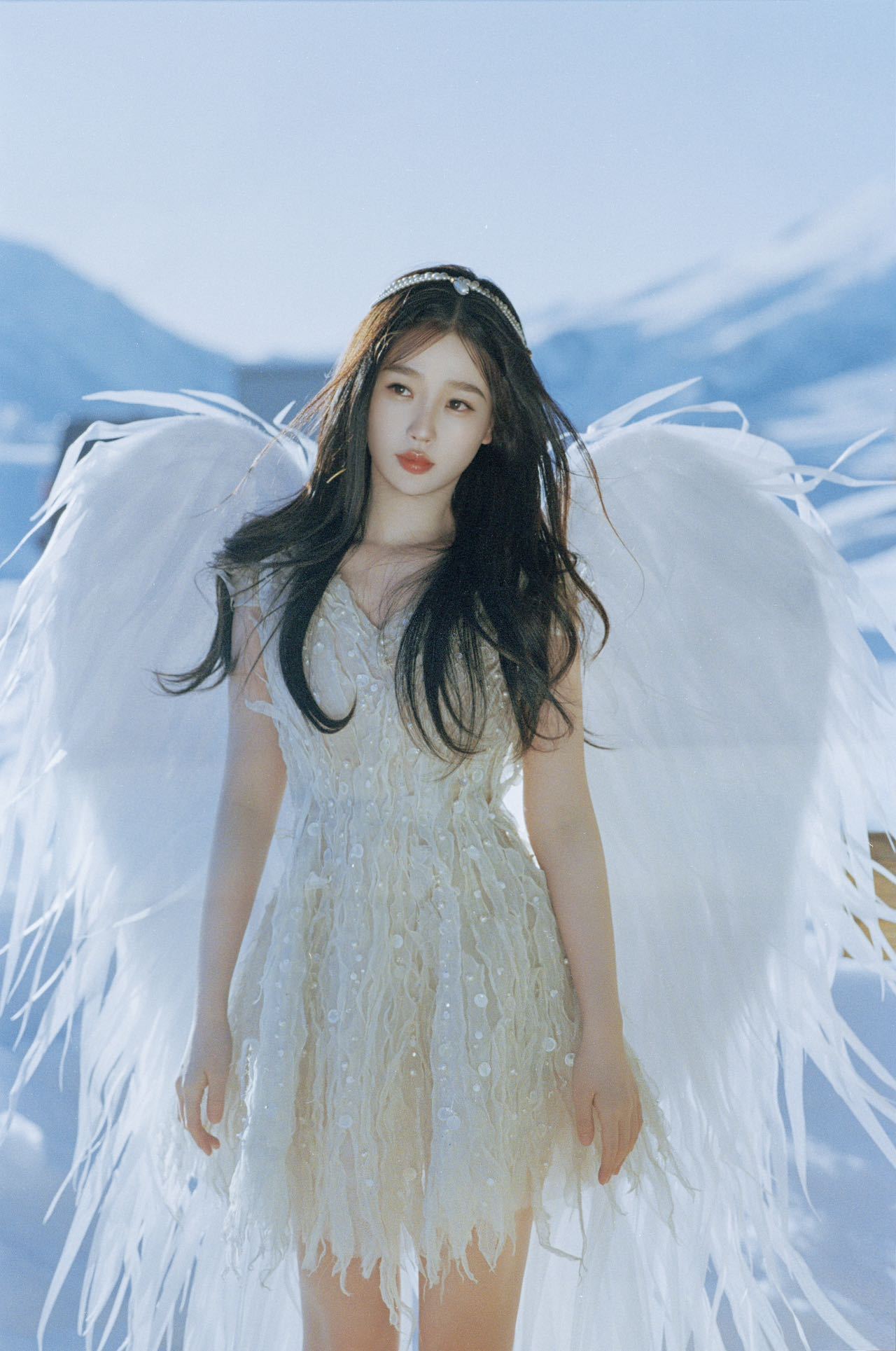 #虞书欣白天使# 妈咪这回真看到天使了！虞书欣今天这组营业照也太美了吧，雪地里纯