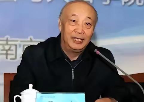 这脸打得实在响亮！2015 年全面二孩政策落地之时，时任中国人口学会会长的翟振武