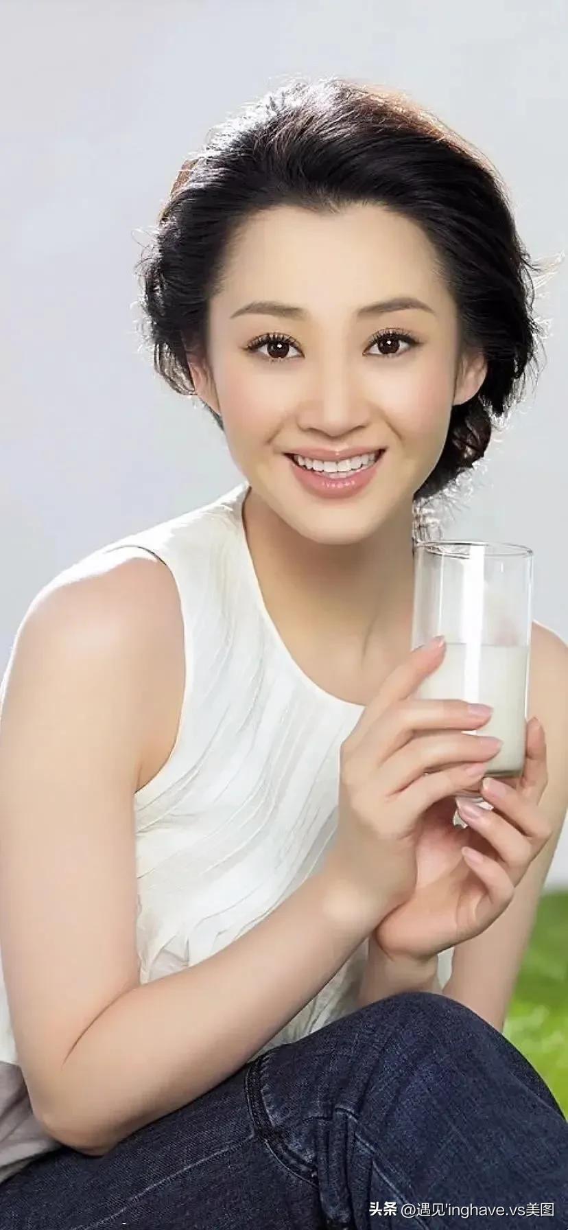 许晴阿姨酒窝大美女气质好。身材火辣。笑容甜美