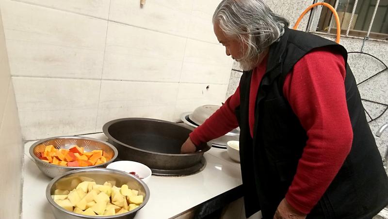 我活了大半辈子，感觉有几句话，能概括生死轮回。
有尿有去厕所里去尿，
有屎同样去