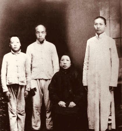 通过这张照片，你会发现毛主席和母亲文七妹出奇的相似，同样的丹凤眼，端正的五官，饱