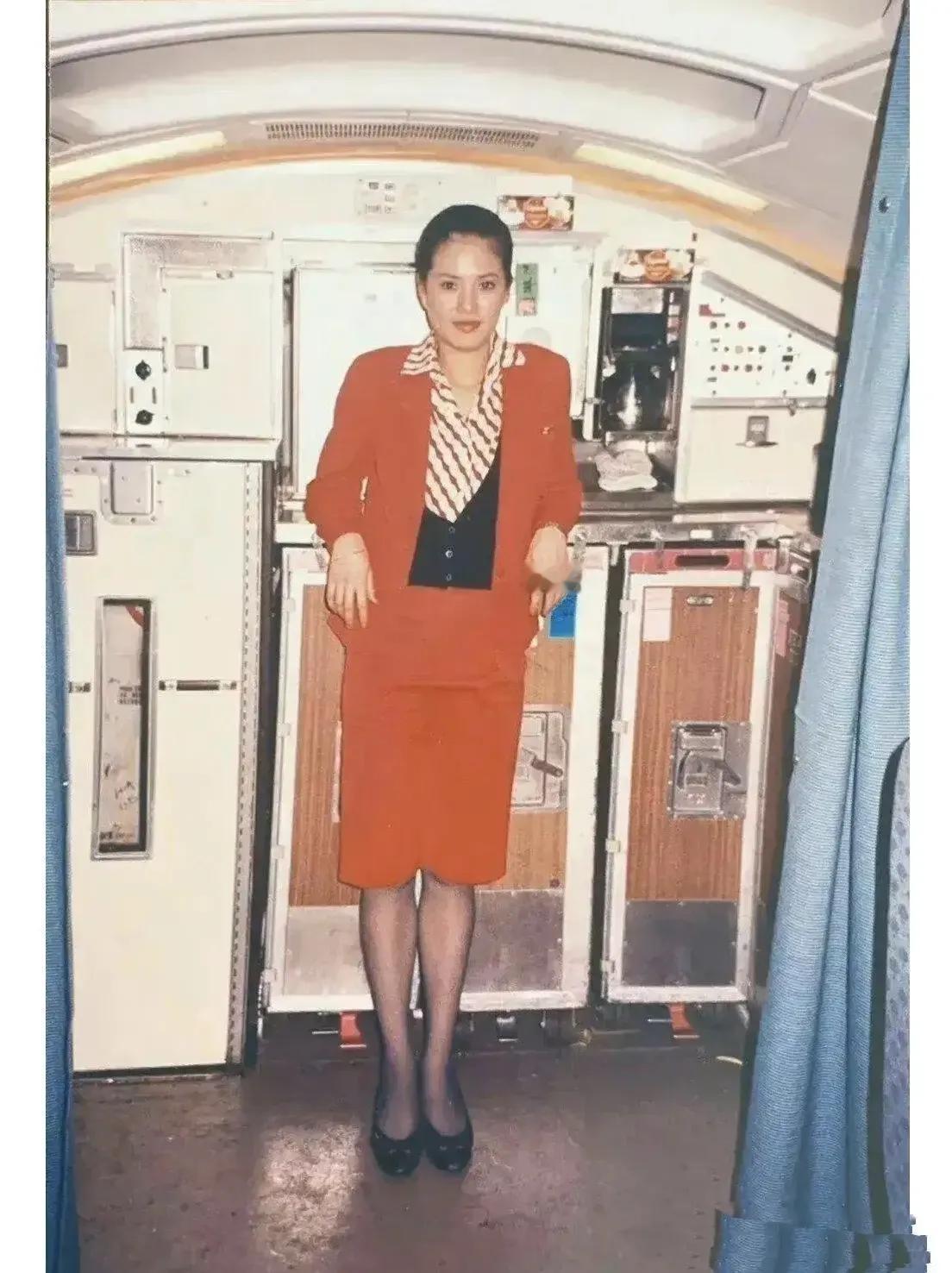 李若彤出道前居然是空姐！图一为李若彤在1988年出道前拍的照片，虽然很年轻，但是