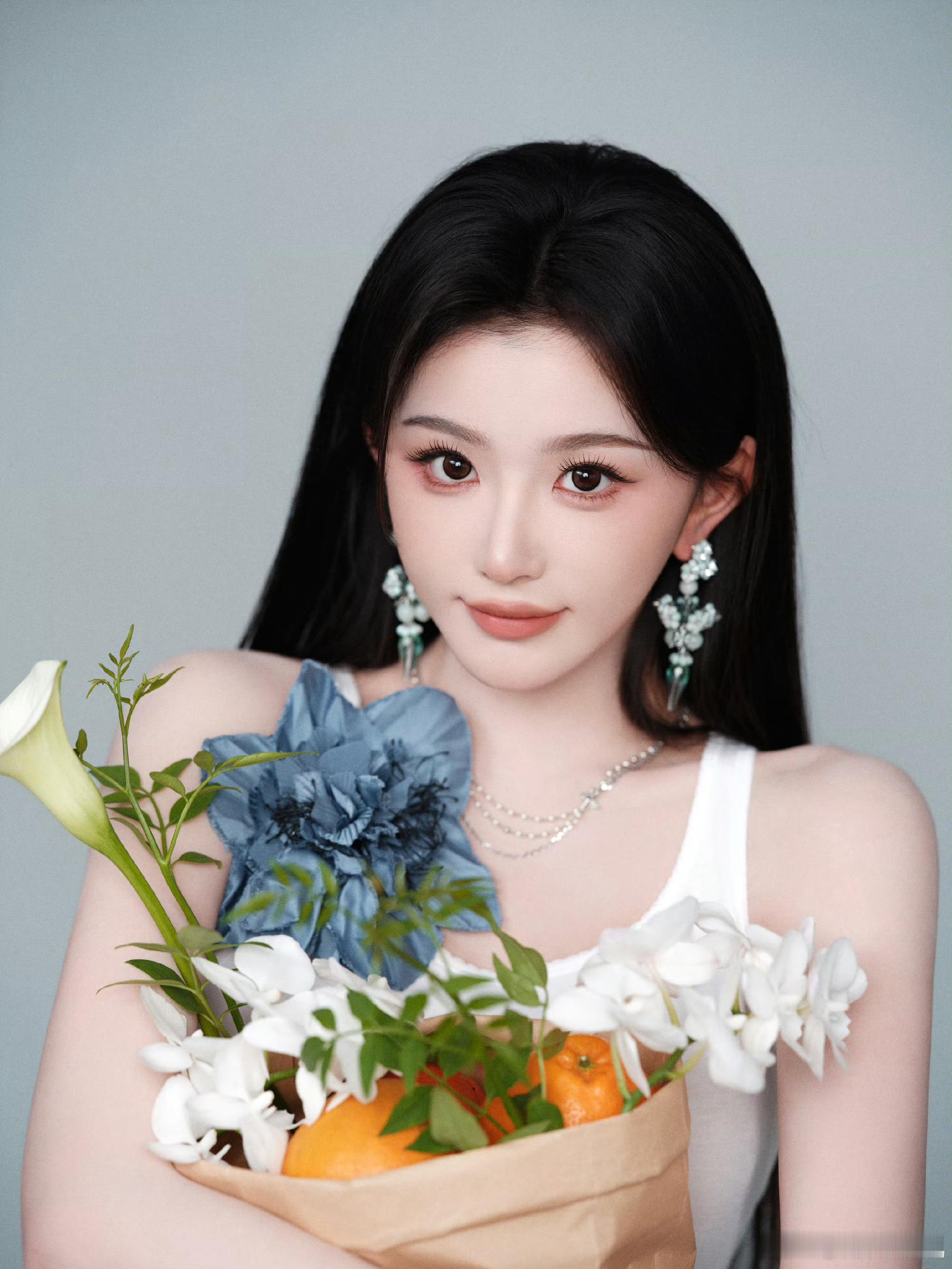 孔雪儿这组蓝白造型，清冷感和温柔感平衡得刚刚好，状态很绝。 